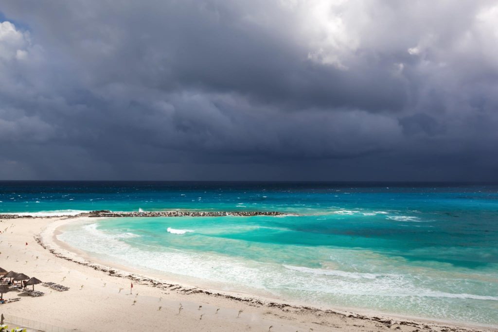 Coast of Cancun with a big gray cloud in the sky | Image by SitioCancun