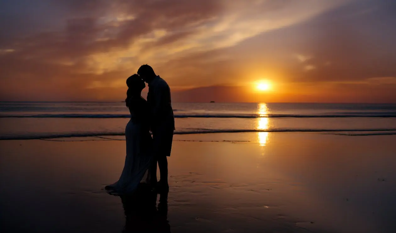 A couple on the beaches of Cancun while a sunset occurs