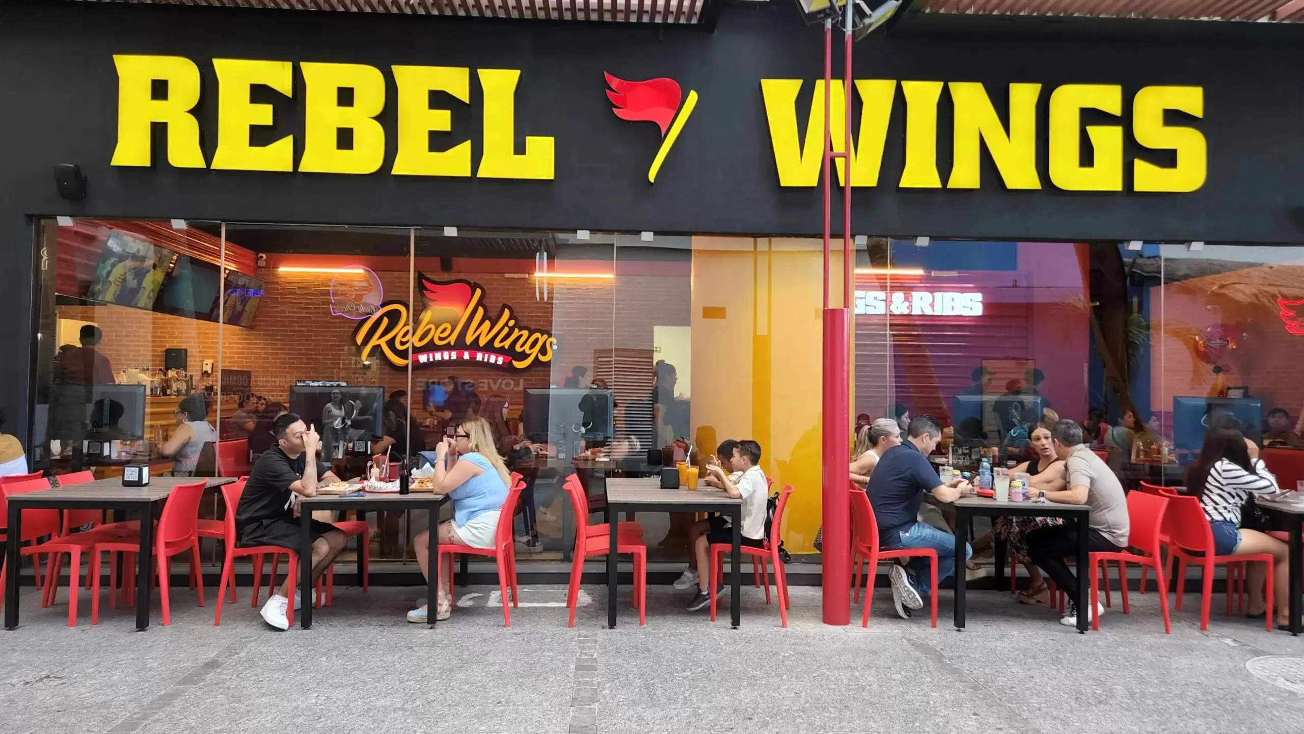 Rebel Wings in Cancun, situated in Malecón, at Plaza Las Américas